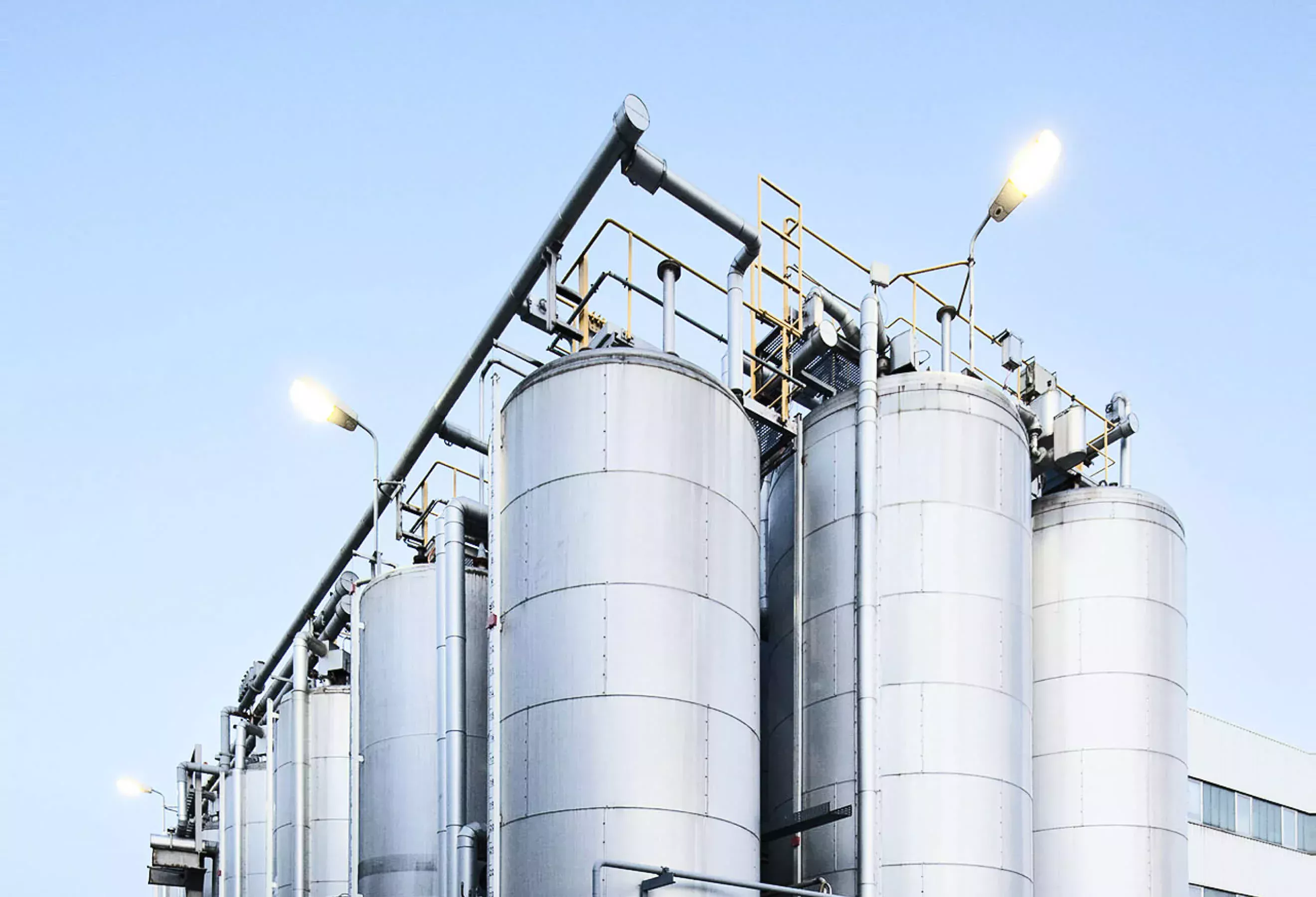 Grandes depósitos de aceite plateados 