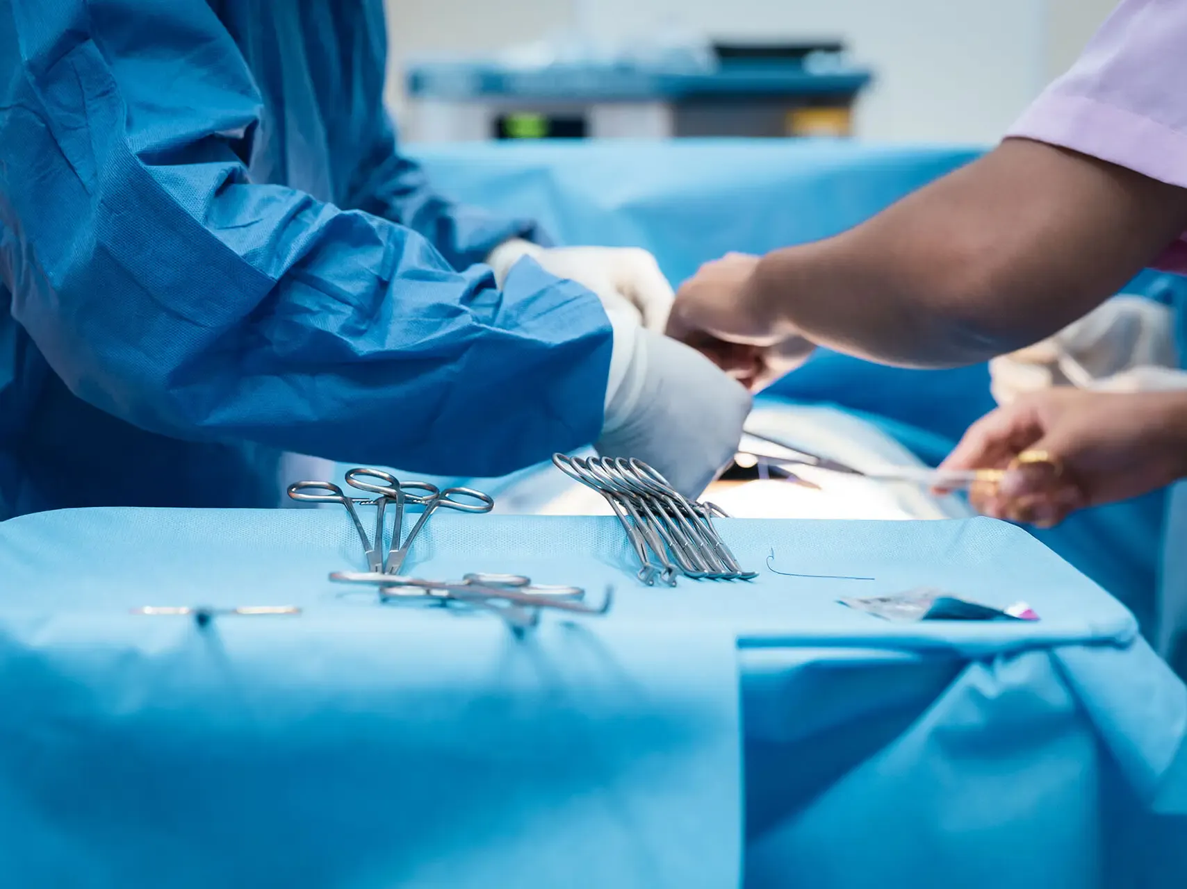 Médicos junto a una mesa de operaciones 