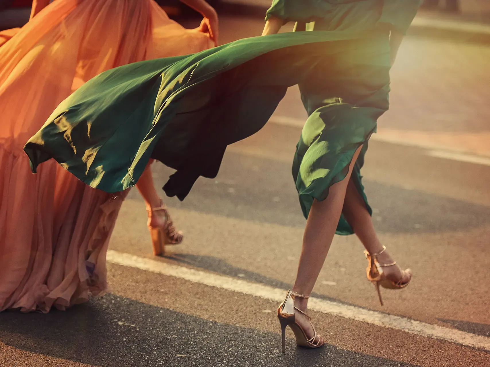 Mujeres con tacones altos caminando por una calle 