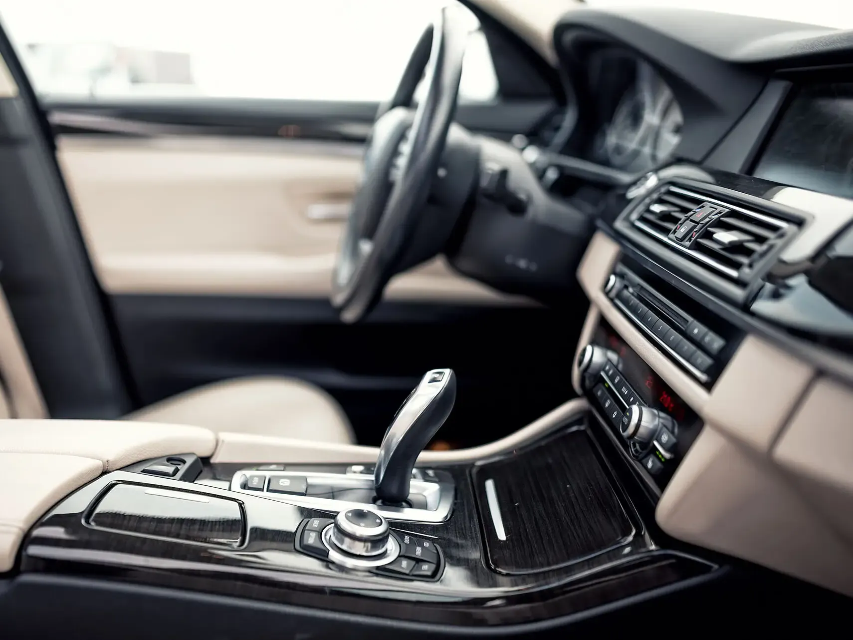 Equipamiento interior de un coche