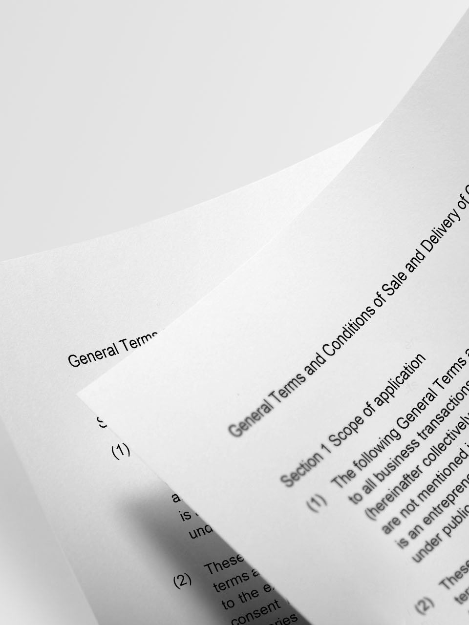 Dos hojas con documentos contractuales