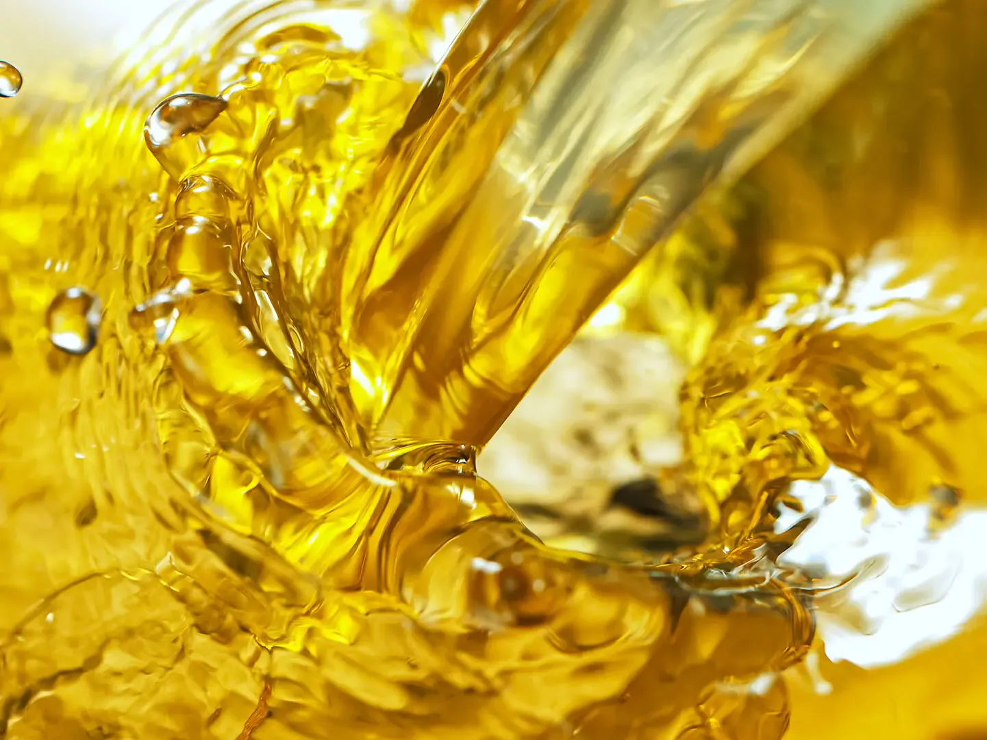 Aceite lubricante amarillo que fluye